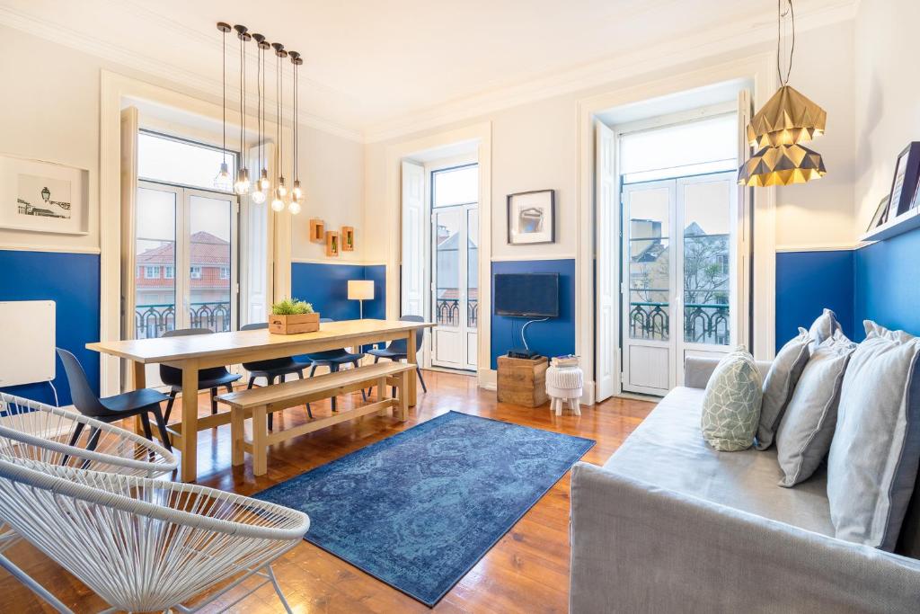 uma sala de estar com uma mesa e um sofá em Alegria by Central Hill Apartments em Lisboa