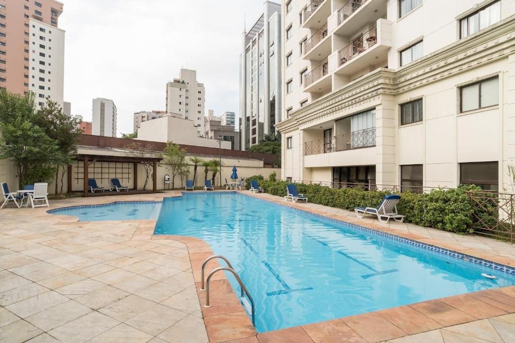 uma piscina no meio de um edifício em Flat 2 Quartos - Rua Alvorada 1009 em São Paulo