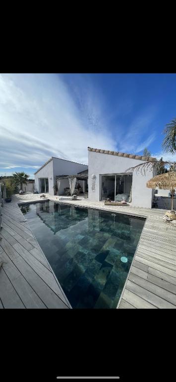 une grande piscine devant une maison dans l'établissement Villa luxe Meyer’s beach, à Pinet