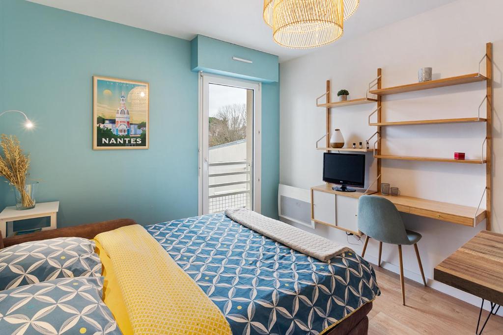 南特的住宿－Joli studio - Parking Privé - WIFI Très Haut Débit - Au calme，一间卧室配有一张床、一张书桌和一个窗户。