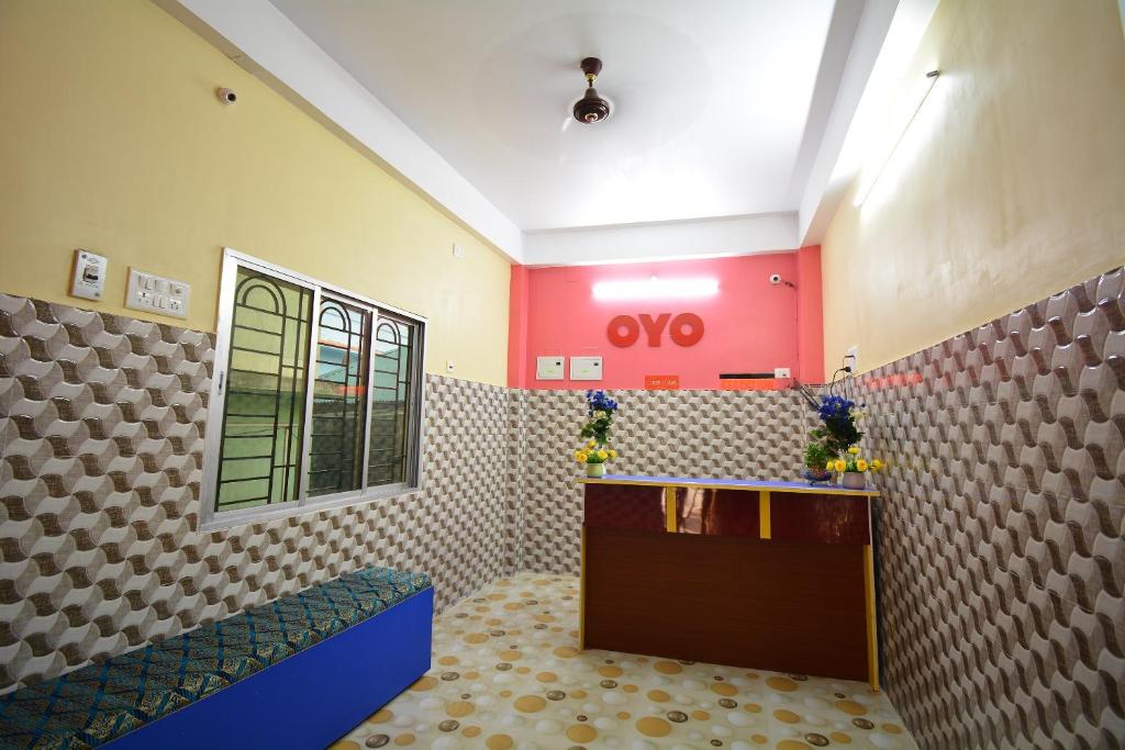 a waiting room with aoops sign on the wall at OYO Flagship Hotel Gloria Inn in Agartala