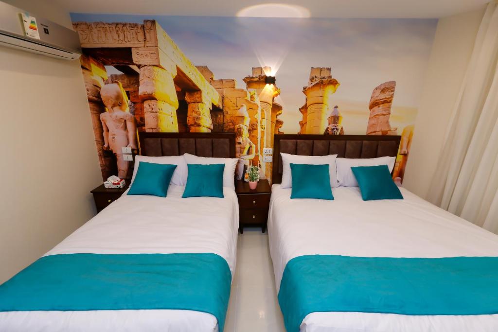 Letto o letti in una camera di Diamond Pyramids View Inn