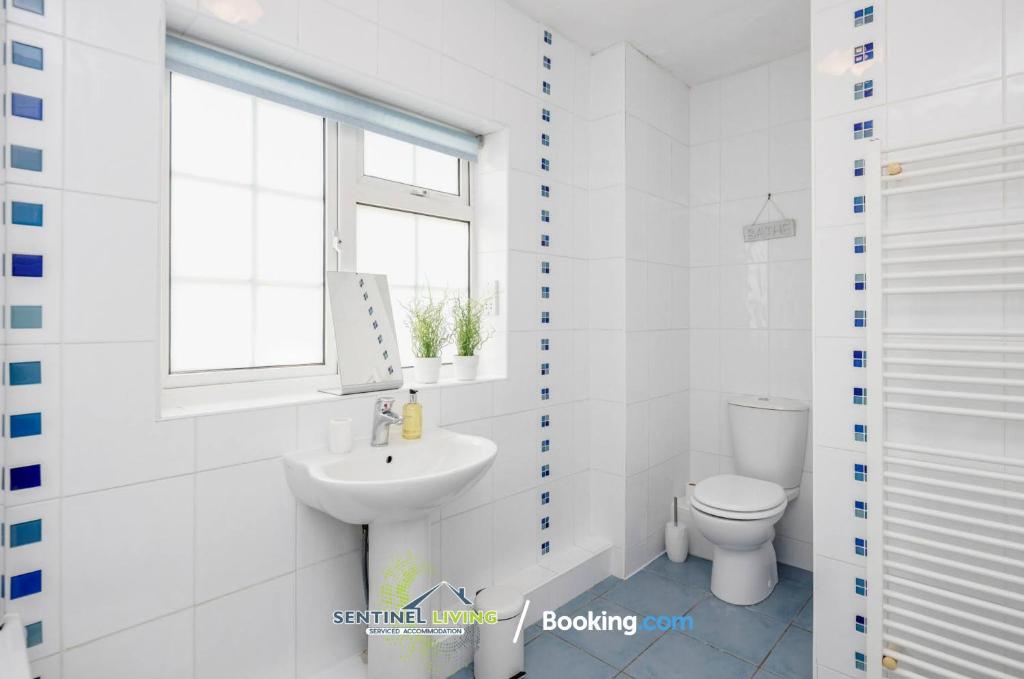 Koupelna v ubytování Ascot 4BR Perfect Summer Home by Sentinel Living Short Lets & Serviced Accommodation With Free Parking