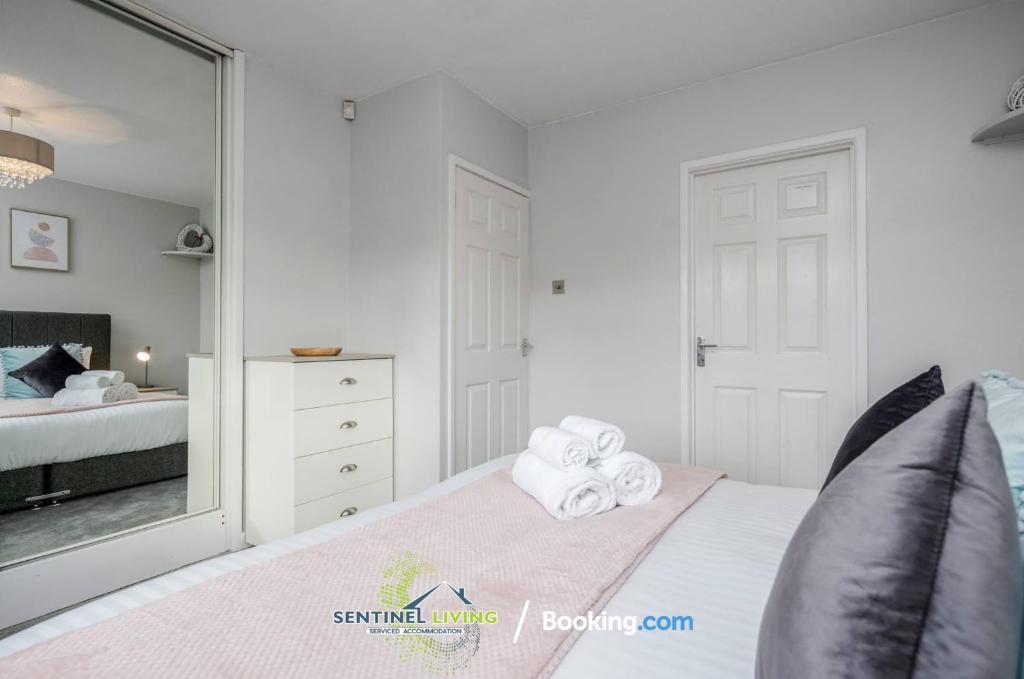 Postel nebo postele na pokoji v ubytování Ascot 4BR Perfect Summer Home by Sentinel Living Short Lets & Serviced Accommodation With Free Parking
