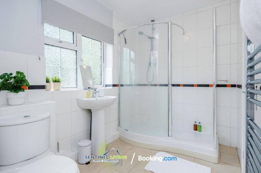 Koupelna v ubytování Ascot 4BR Perfect Summer Home by Sentinel Living Short Lets & Serviced Accommodation With Free Parking