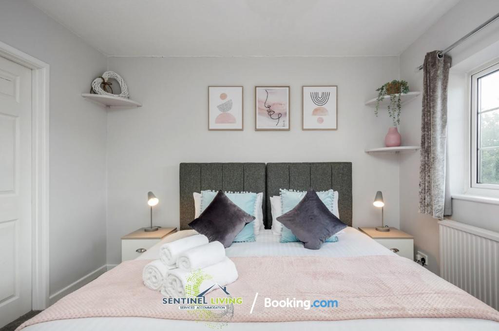 Postel nebo postele na pokoji v ubytování Ascot 4BR Perfect Summer Home by Sentinel Living Short Lets & Serviced Accommodation With Free Parking