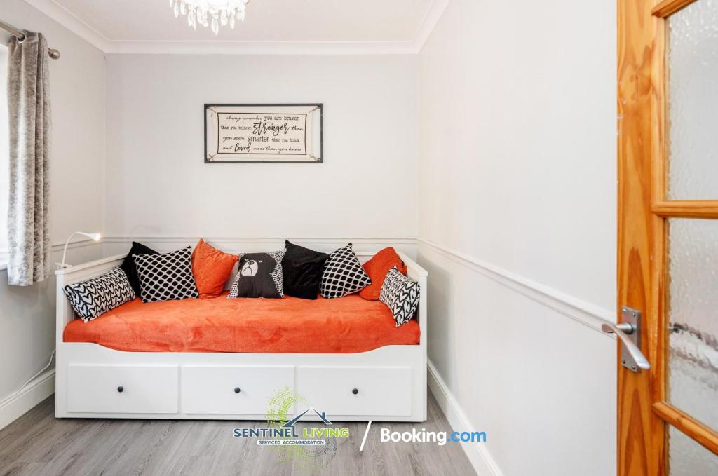 Posezení v ubytování Ascot 4BR Perfect Summer Home by Sentinel Living Short Lets & Serviced Accommodation With Free Parking