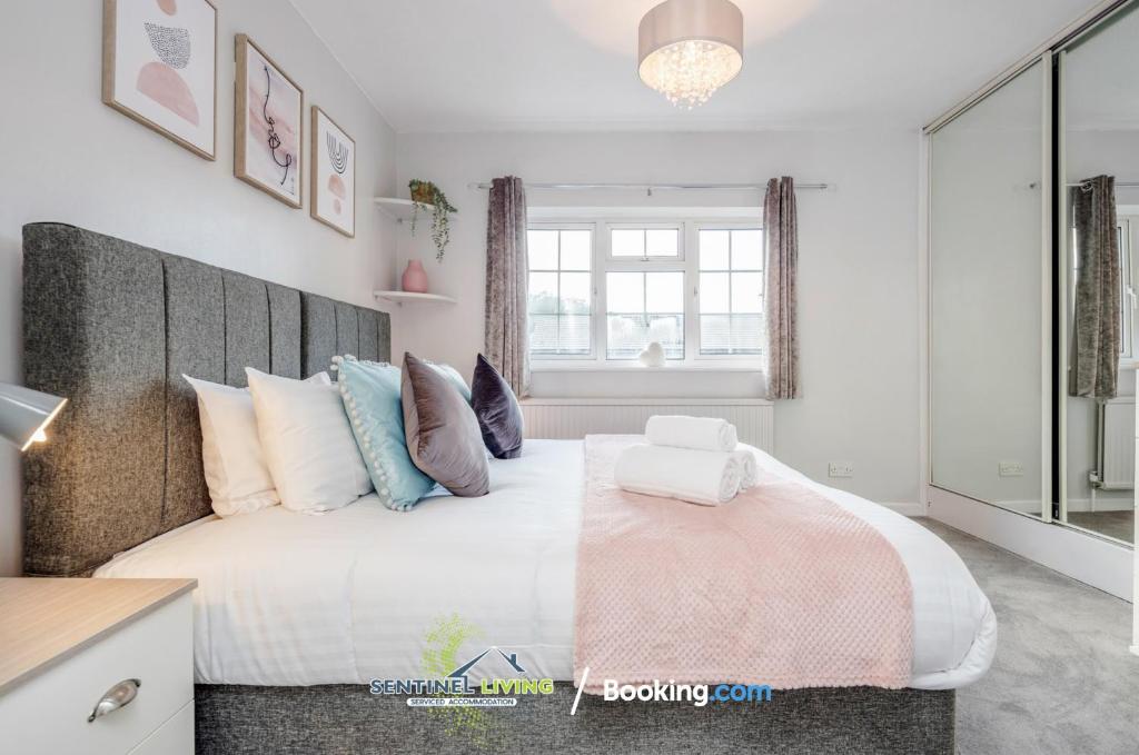 Postel nebo postele na pokoji v ubytování Ascot 4BR Perfect Summer Home by Sentinel Living Short Lets & Serviced Accommodation With Free Parking