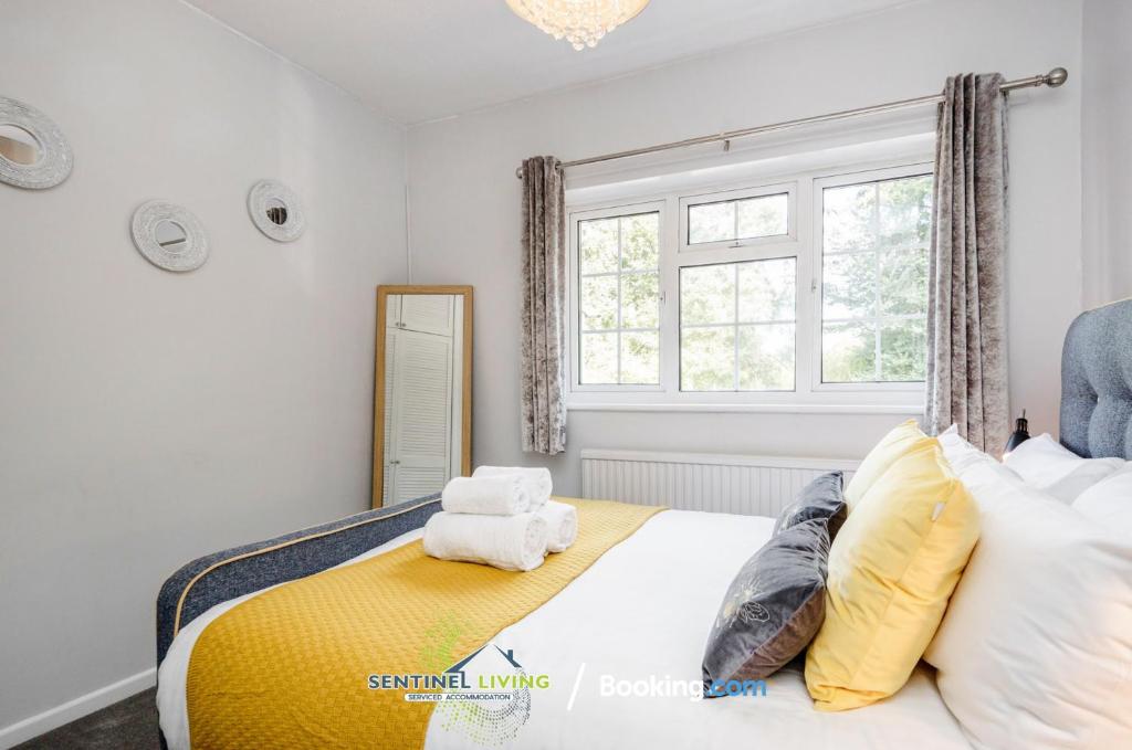 Postel nebo postele na pokoji v ubytování Ascot 4BR Perfect Summer Home by Sentinel Living Short Lets & Serviced Accommodation With Free Parking