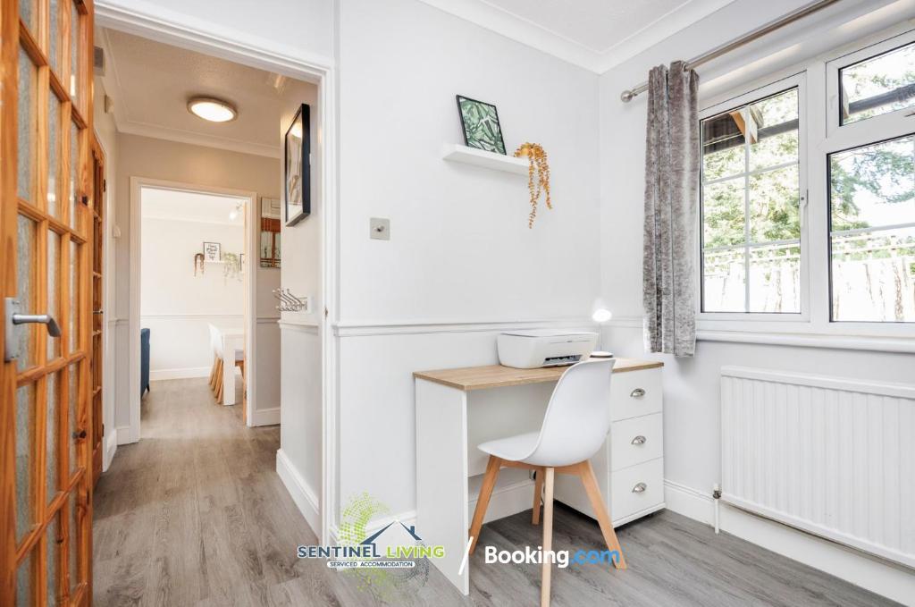 Fotografie z fotogalerie ubytování Ascot 4BR Perfect Summer Home by Sentinel Living Short Lets & Serviced Accommodation With Free Parking v destinaci Ascot