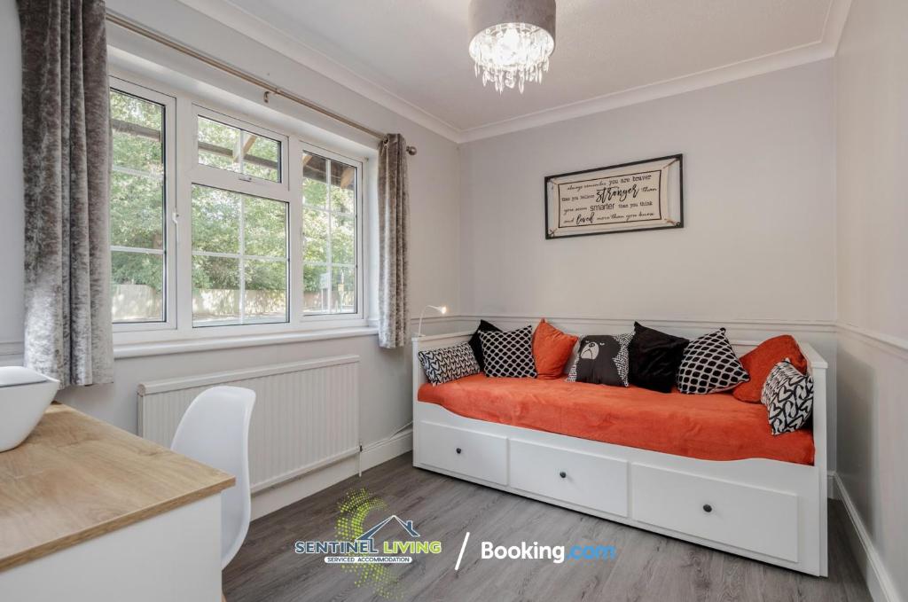 Posezení v ubytování Ascot 4BR Perfect Summer Home by Sentinel Living Short Lets & Serviced Accommodation With Free Parking