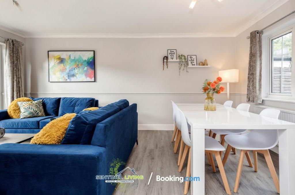 Posezení v ubytování Ascot 4BR Perfect Summer Home by Sentinel Living Short Lets & Serviced Accommodation With Free Parking