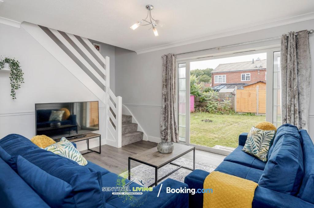 TV a/nebo společenská místnost v ubytování Ascot 4BR Perfect Summer Home by Sentinel Living Short Lets & Serviced Accommodation With Free Parking