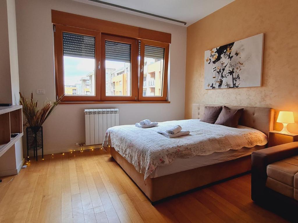 a bedroom with a bed and a window at Andrea A blok in Novi Beograd
