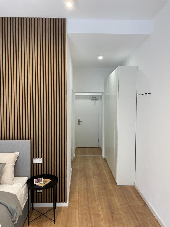 a bedroom with a bed and a striped wall at Modernes Apartment im Zentrum von Karlsruhe in Karlsruhe