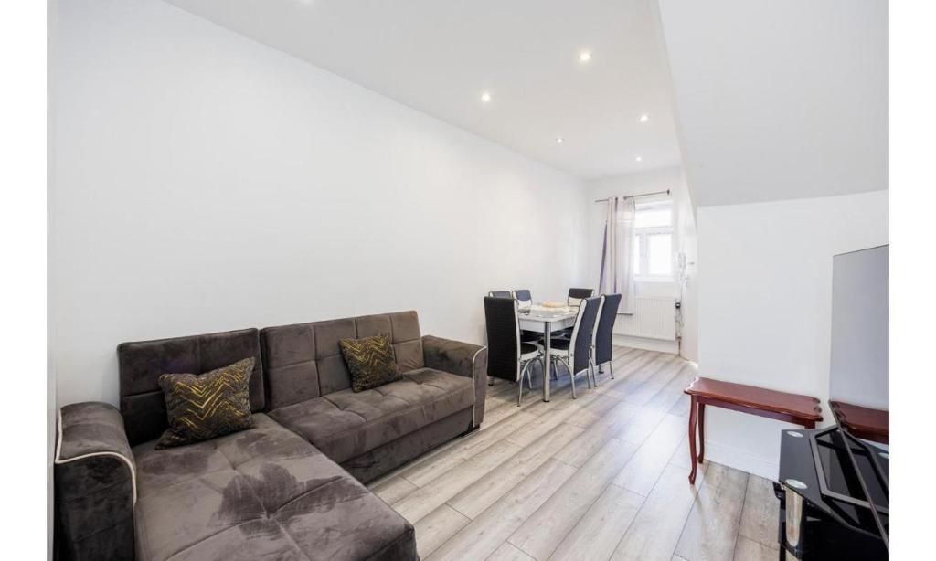 Zona d'estar a Shortlet Express, Large 4 bedroom house, 2 baths in East Ham