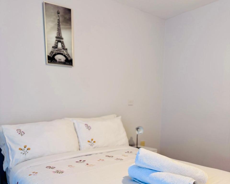 a bedroom with a bed with a picture of the eiffel tower at Luxe Heights Nest in Birmingham