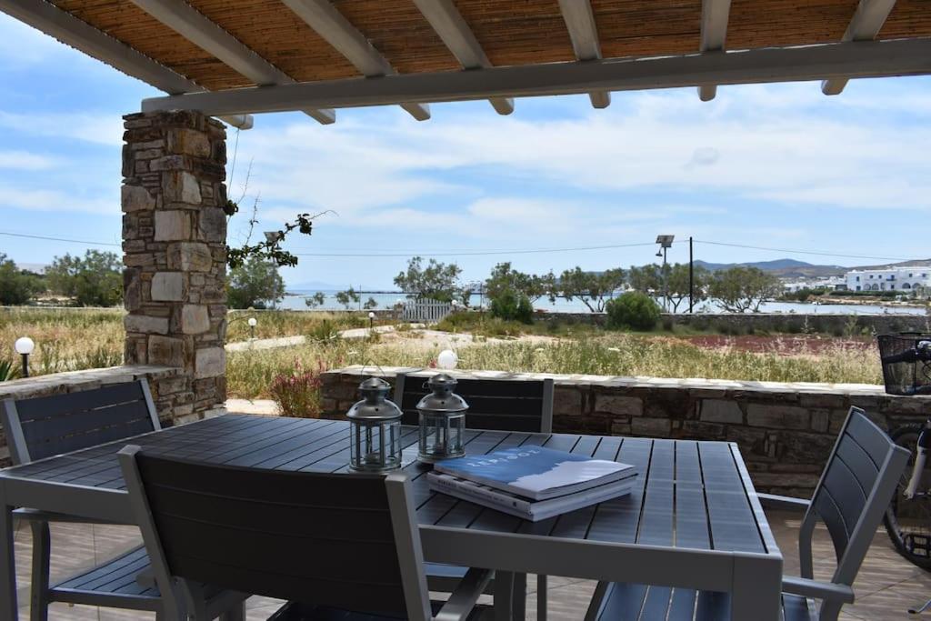 un tavolo e sedie su un patio con vista sull'oceano di Cycladic house on Agios Spyridonas beach a Andiparos