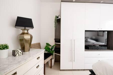 TV a/nebo společenská místnost v ubytování Modern 2BR Apt in Sandweiler with Terrace