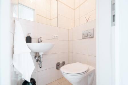 Koupelna v ubytování Modern 2BR Apt in Sandweiler with Terrace