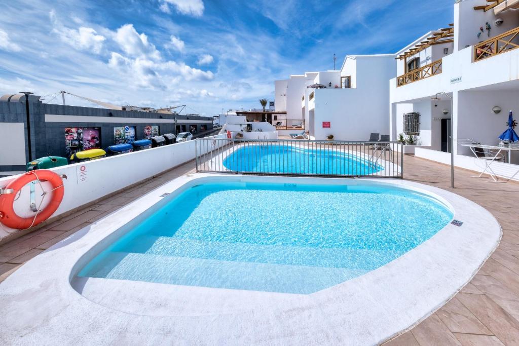 uma piscina no telhado de uma casa em Casa Appia-300m from the beach, heated pool em Puerto del Carmen