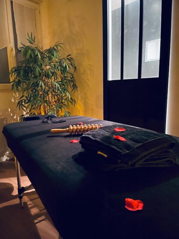 une table noire avec un stylo et des billes dessus dans l'établissement Love room - love&cocon, à Fontenille-Saint-Martin-d'Entraigues