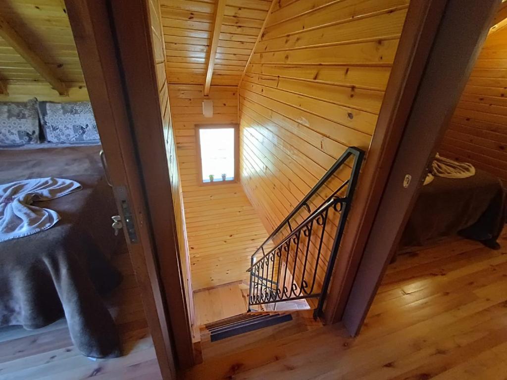 a staircase leading up to a room in a cabin at Pousada Vale da Imbuia chalé para temporada in Urubici