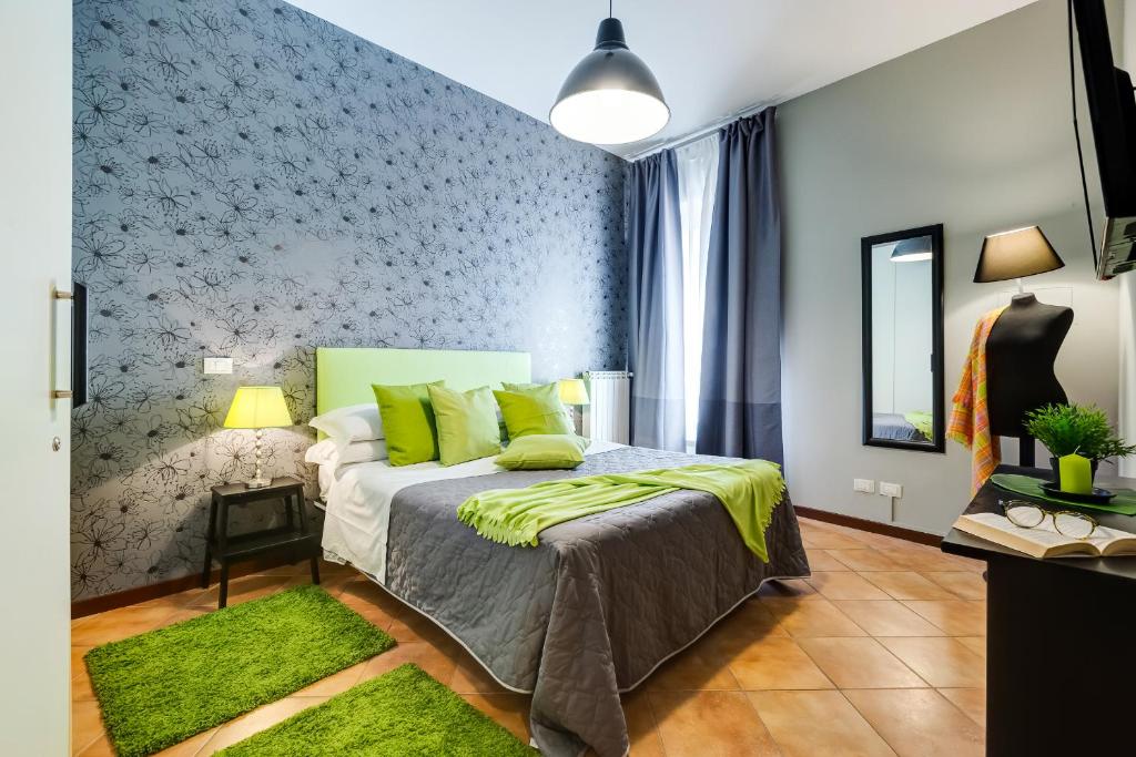 - une chambre avec un lit et des oreillers verts dans l'établissement Ghetto apartment, à Rome