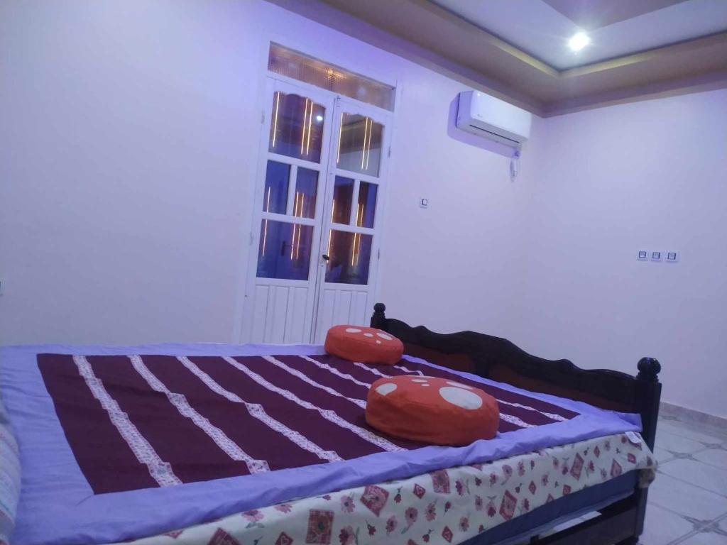 sypialnia z łóżkiem z 2 poduszkami w obiekcie Bel appartement w mieście El Kala