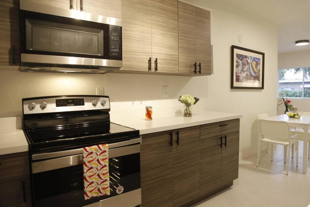uma cozinha com um fogão e um micro-ondas em Apt 2 Miami Designer Apartment in the Upper East-Side em Miami
