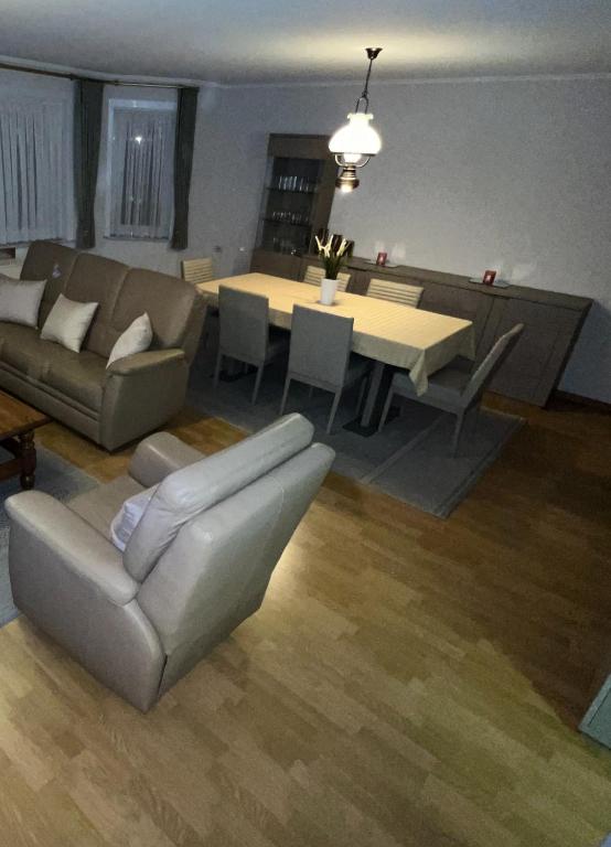 - un salon avec un canapé et une table dans l'établissement Résidence appartement Oostende, à Ostende