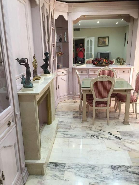 comedor con mesa y espejo en Gran piso familiar, en Córdoba