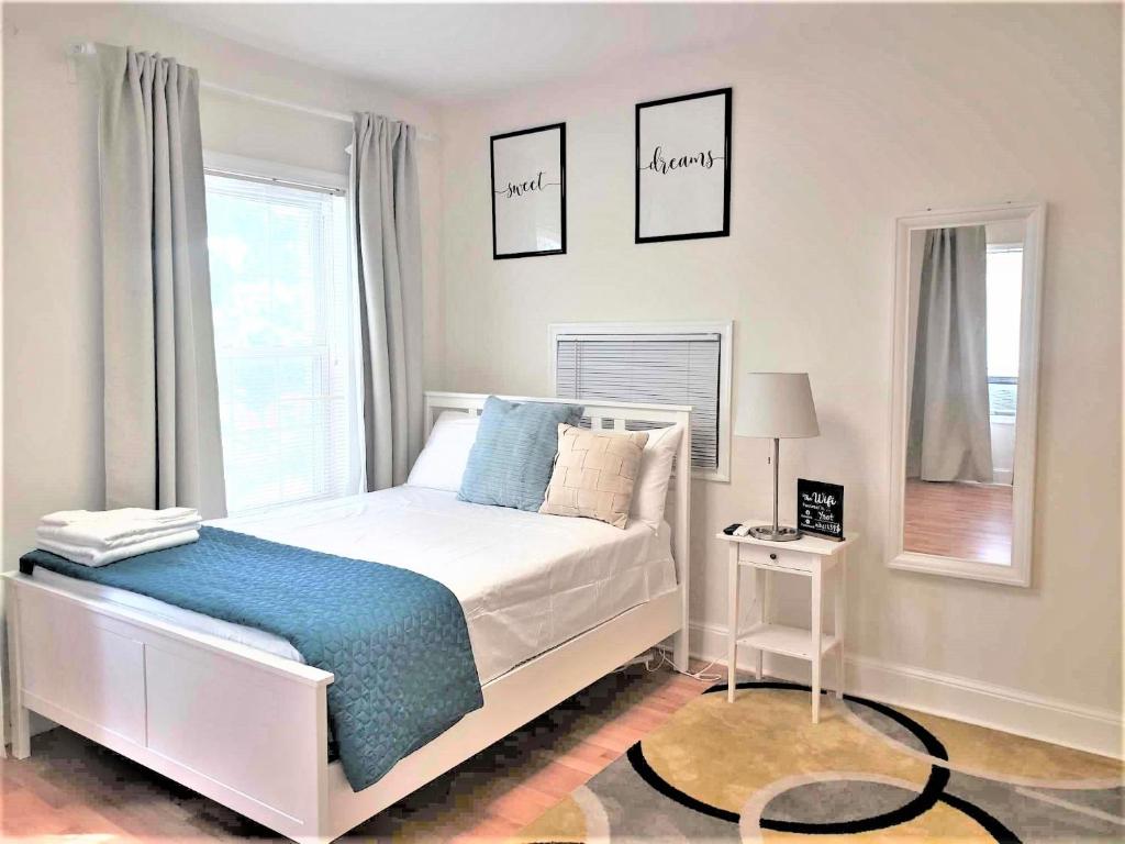 una camera bianca con un letto e una finestra di Gorgeous Room in Washington DC a Washington