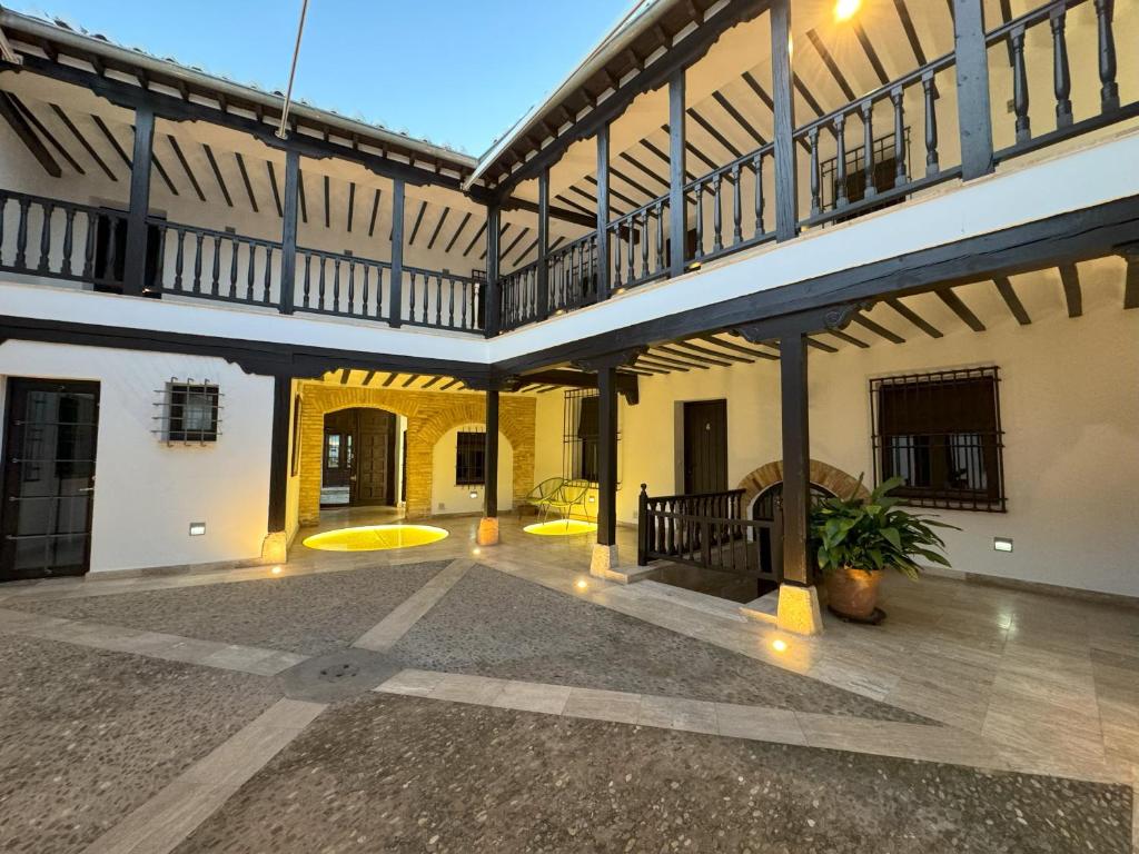 une cour vide d'un bâtiment avec un grand bâtiment dans l'établissement MANZANO PALACE. Apartamentos con Terraza, à Almagro