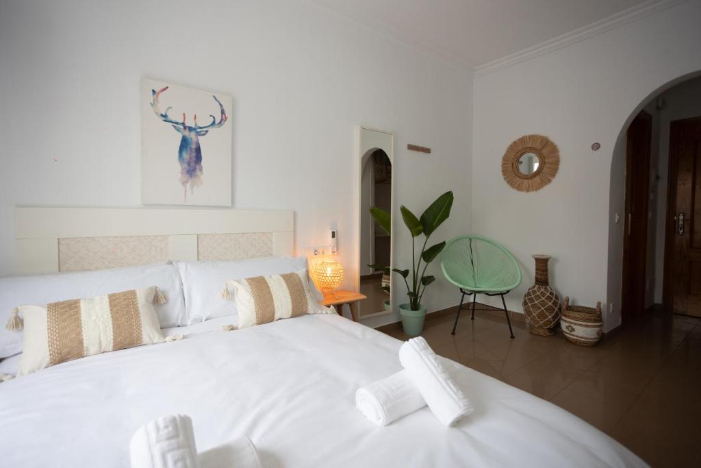 Postel nebo postele na pokoji v ubytování Naim Guest House Nerja