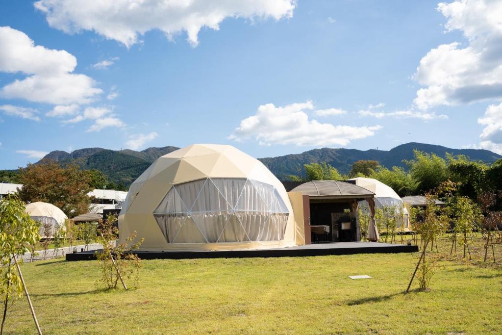 una gran tienda de campaña en una cúpula en un campo con árboles en Relam Glamping Resort Gotemba - Vacation STAY 97812v, en Gotemba