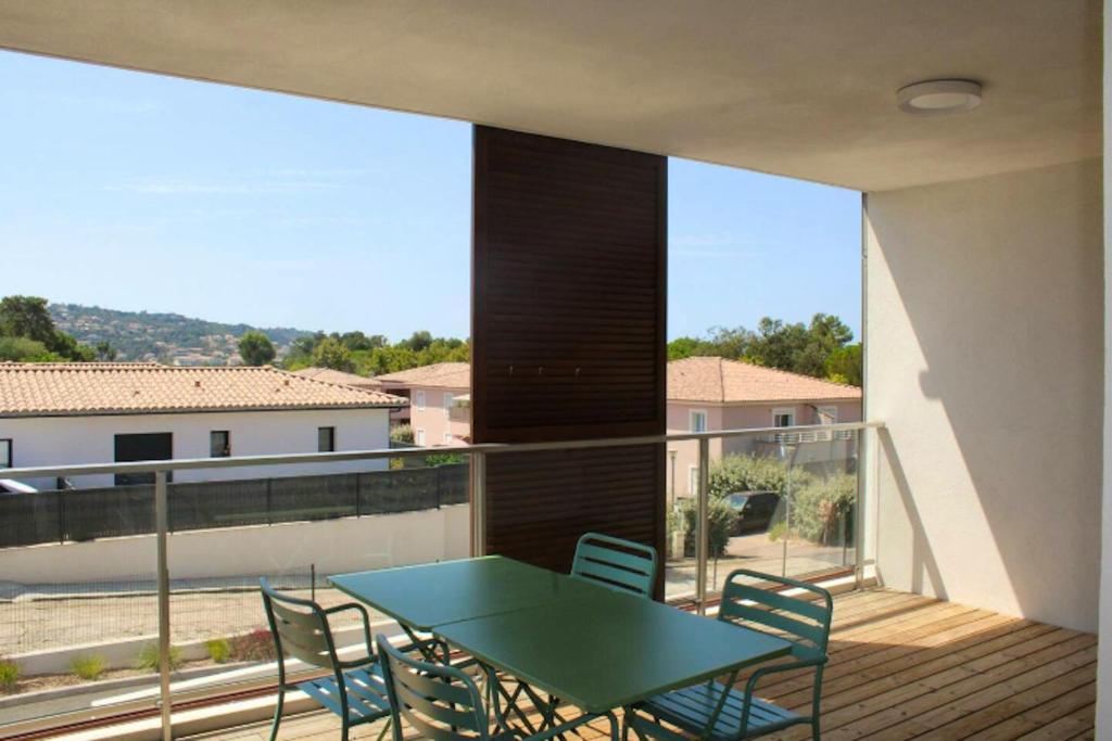une table et des chaises sur un balcon avec vue dans l'établissement Appartement moderne à Grosseto-Prugna, vue montagne, 50 m², à Grosseto-Prugna