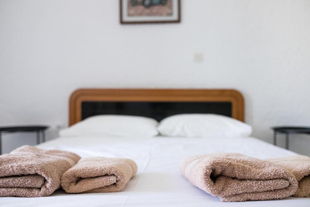 un letto con due asciugamani sopra di Haniotis Studios a Faliraki