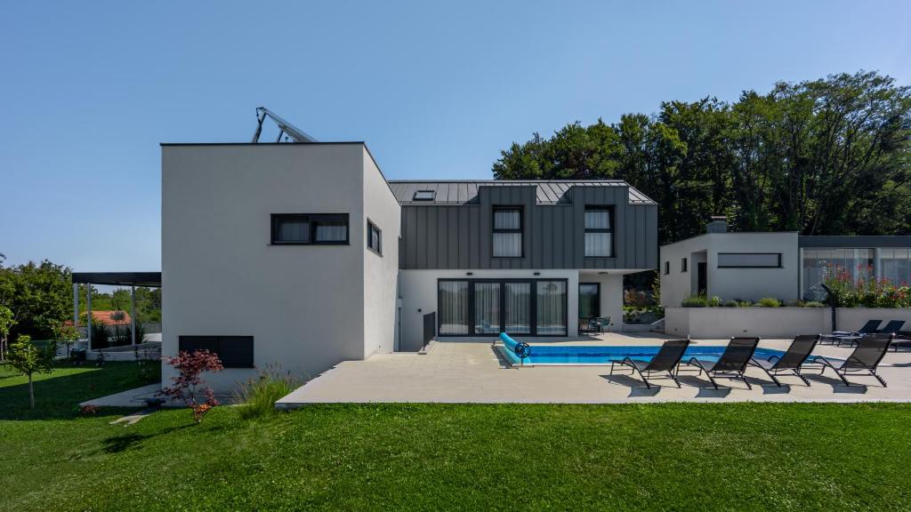 Πισίνα στο ή κοντά στο Casa Cielo, new modern villa with outdoor pool