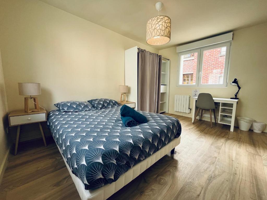 1 dormitorio con cama, escritorio y ventana en * Le Cocon * Centre-ville Douai-500m place d'Armes, en Douai