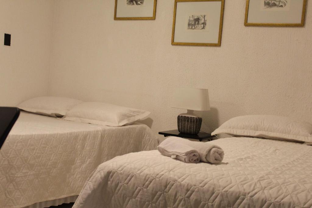 duas camas com toalhas por cima num quarto em Kaburei Ap 7 em Ciudad del Este