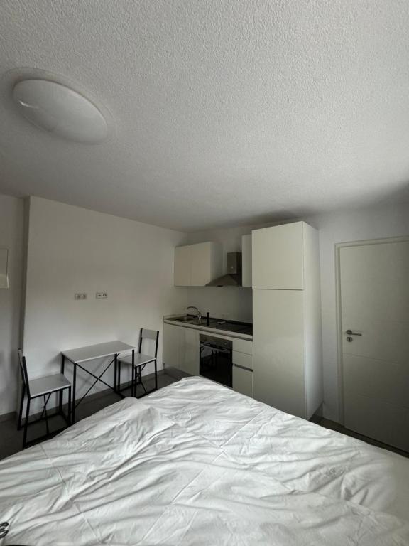 1 dormitorio con 1 cama, mesa y sillas en Moderne Wohnung in Spaichingen, en Spaichingen