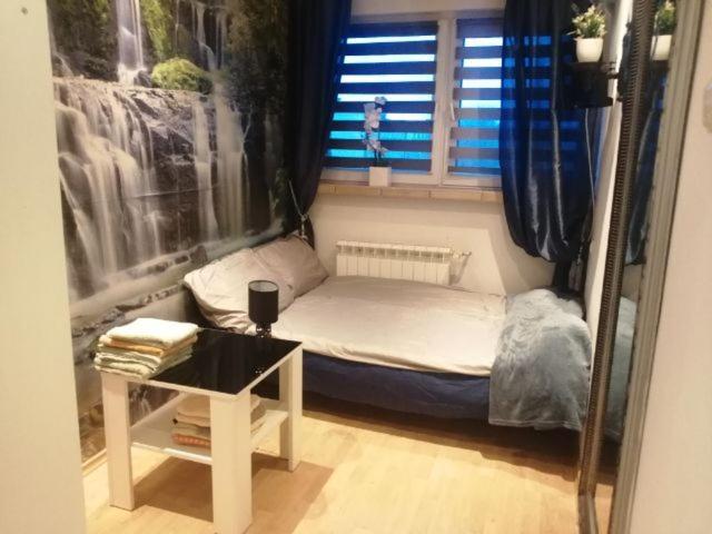 Apartamenty na doby في سيدلس: غرفة صغيرة مع سرير صغير وطاولة