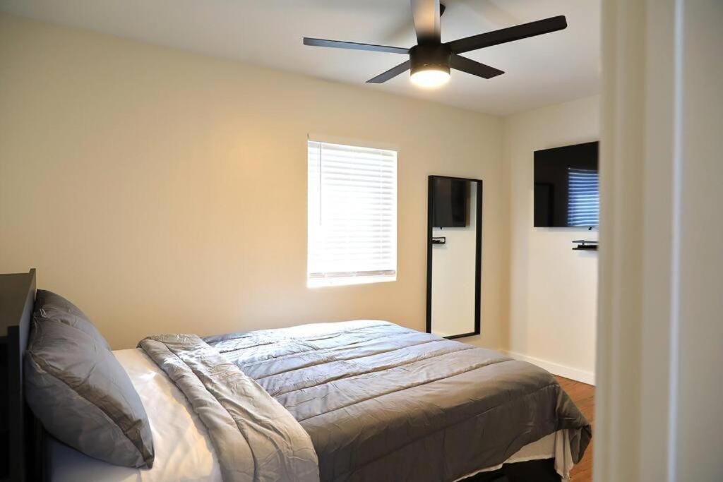 1 dormitorio con 1 cama y ventilador de techo en Cozy condo minutes from downtown ATL, en Atlanta