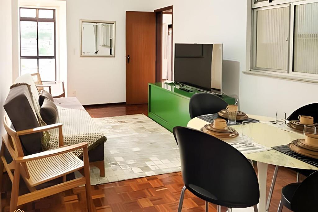 sala de estar con mesa y sillas en Nosso Apê Andradas: Apartamento com Garagem NA0701 en Juiz de Fora