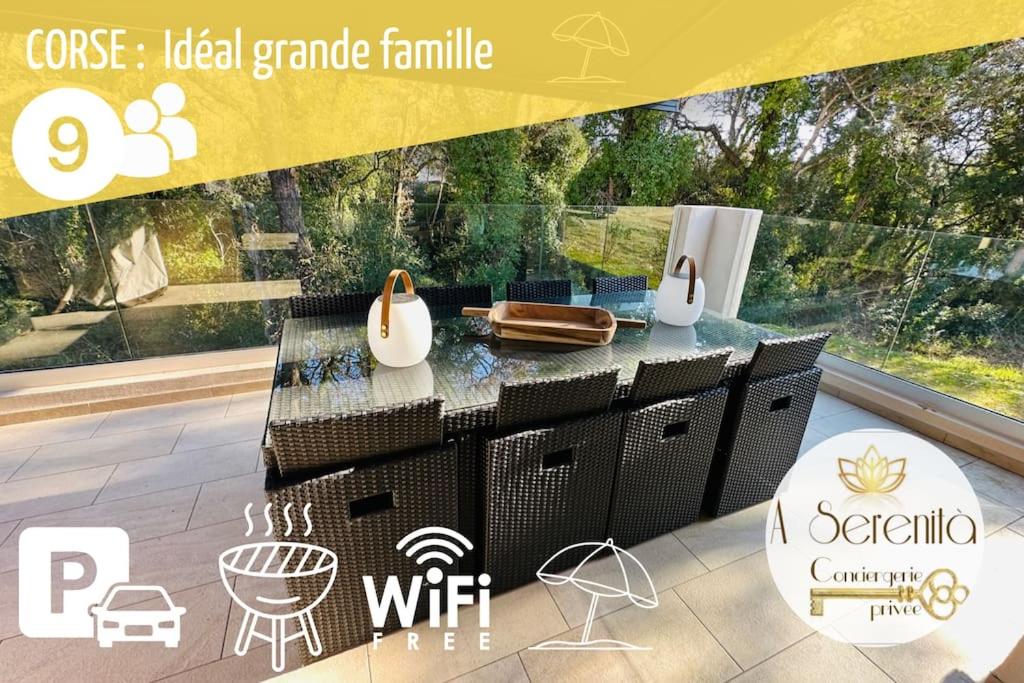 une table et des chaises devant une fenêtre dans l'établissement 