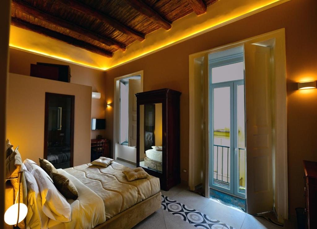 ein Schlafzimmer mit einem Bett und einem großen Spiegel in der Unterkunft Xenia Neapolis in Neapel