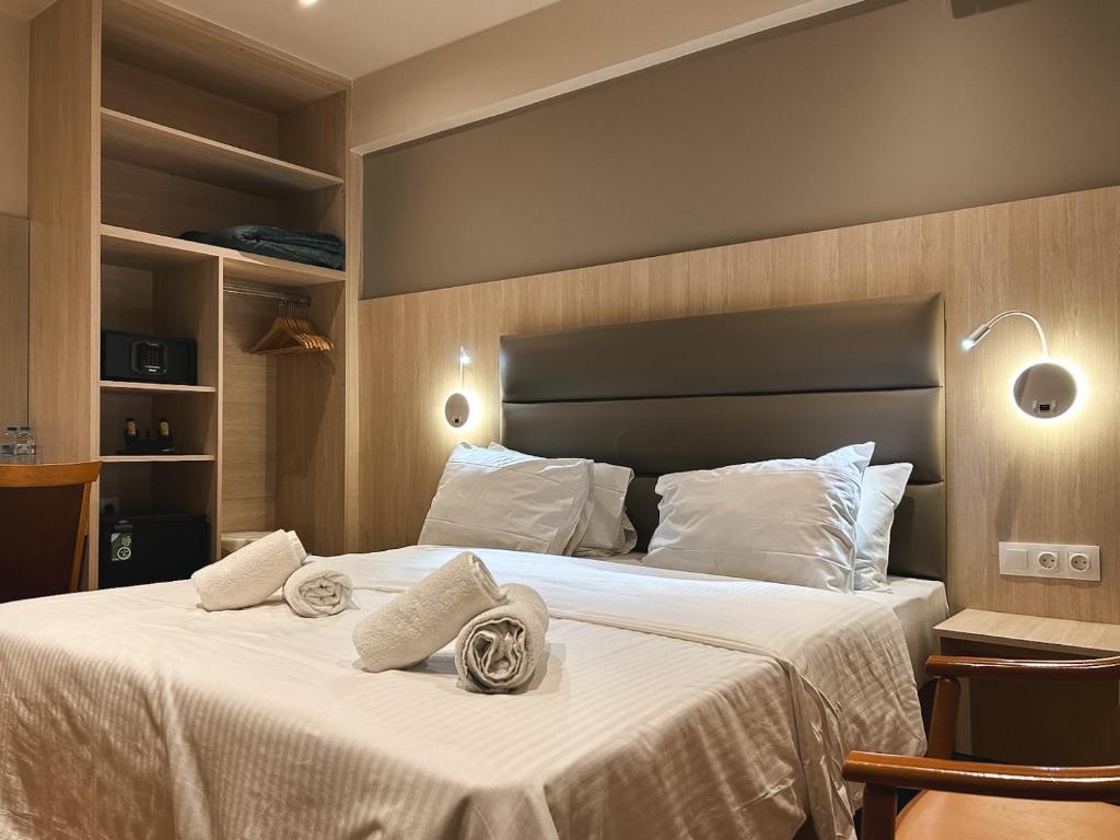 Postel nebo postele na pokoji v ubytování Anemoni Piraeus Hotel