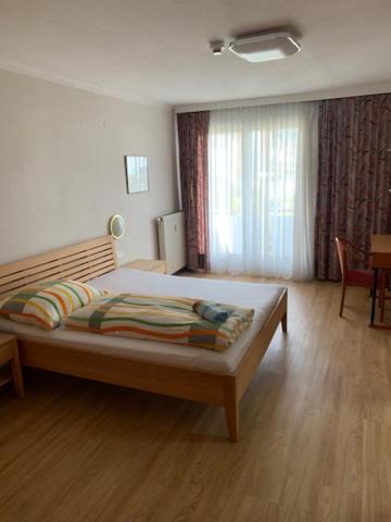 um quarto com uma cama grande num quarto em Cara Apartments em Warmbad Villach