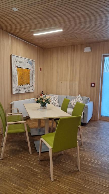 een kamer met een tafel en stoelen en een bank bij Barrierefreies Apartment Ursulinenhof in Oberried